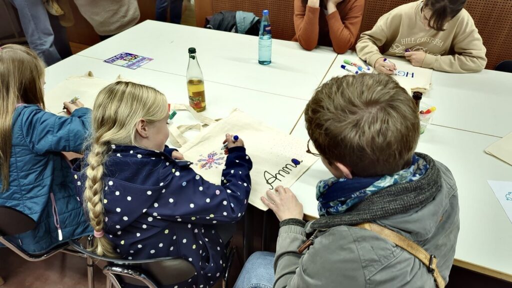Kinder beim Malen und Basteln