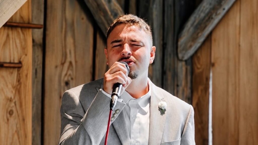 Luca Santoro singt am Mikrofon