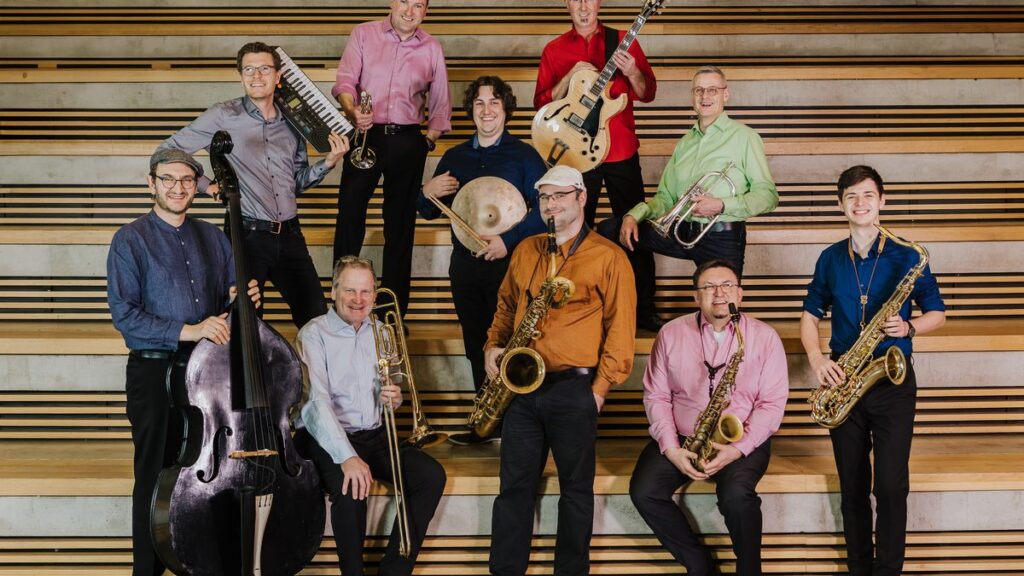 Die Turo Jazz Band mit Instrumenten auf einer Sitztreppe